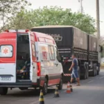 Motociclista fica gravemente ferido após colisão com carreta em Campo Grande