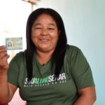 Mulher de 55 anos assina RG pela primeira vez após programa de alfabetização no campo