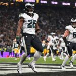 Jogo da NFL em São Paulo é marcado por críticas ao gramado e atrai fãs com evento inédito