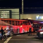 Ônibus desgovernado invade Café Mostarda em Campo Grande e deixa mulher ferida