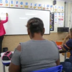Alfabetização de adultos pode aumentar renda em até 16%, aponta estudo
