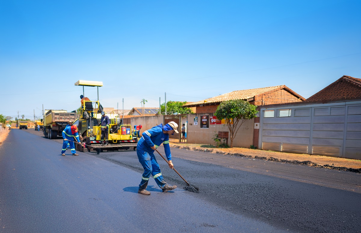 Prefeita assina com a bancada federal mais R$ 100 milhões para asfalto