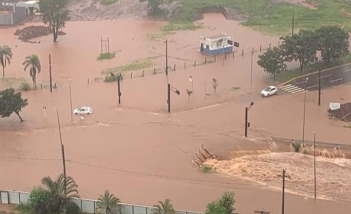 Temporal provoca alagamentos, queda de árvores e deixa Campo Grande em estado de alerta