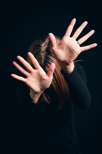 Mulheres relatam abusos após serem dopadas por pessoas próximas; investigação revela esquema criminoso