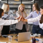 Mulheres investem menos, mas estudos apontam retornos maiores que os dos homens