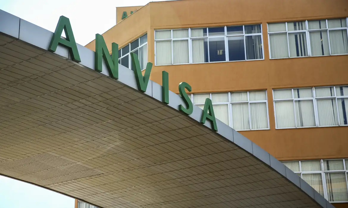 Anvisa determina recolhimento de lotes de antibiótico e medicamento contra anemia